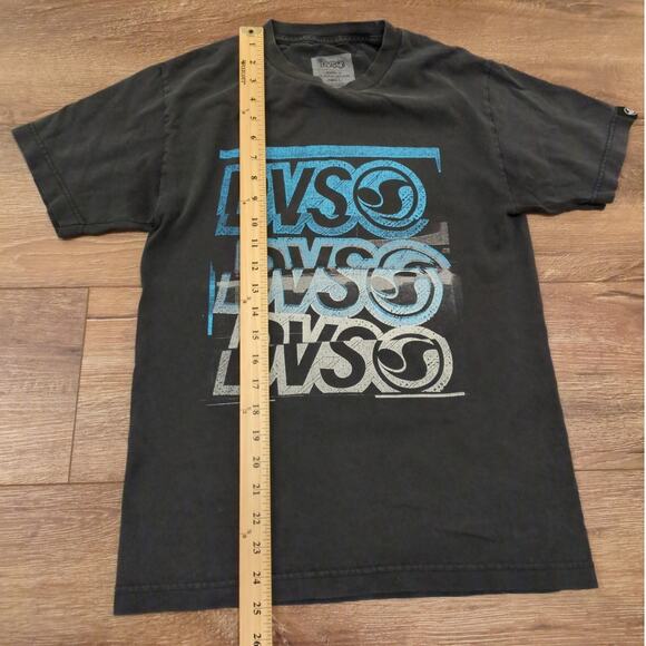 Y2K DVS Youth Small Shirt Skate Punk Grunge Spellout Logo Surf Faded Distressed - Picture 3 of 6